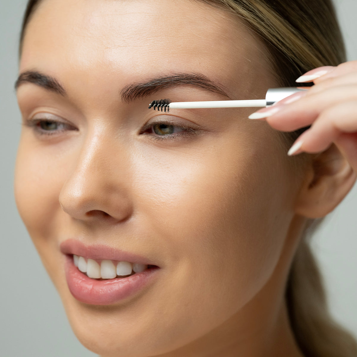 Lerelle Beauty Brows2Love eyebrow growth serum applicator being brushed through eyebrow
